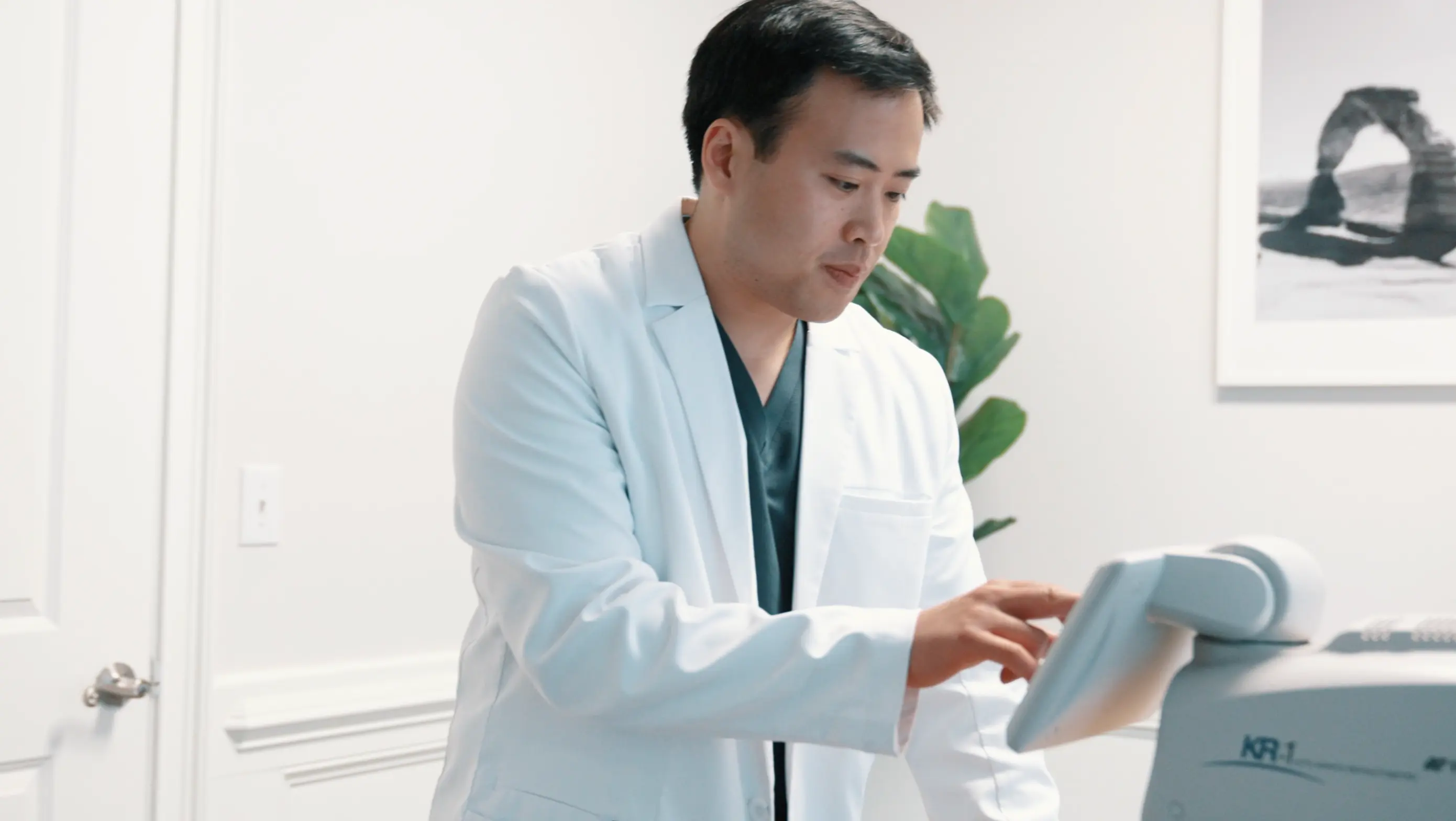Dr. Jeffrey Tran performing a dry eye evaluation at Stratus Eye in Suwanee, GA