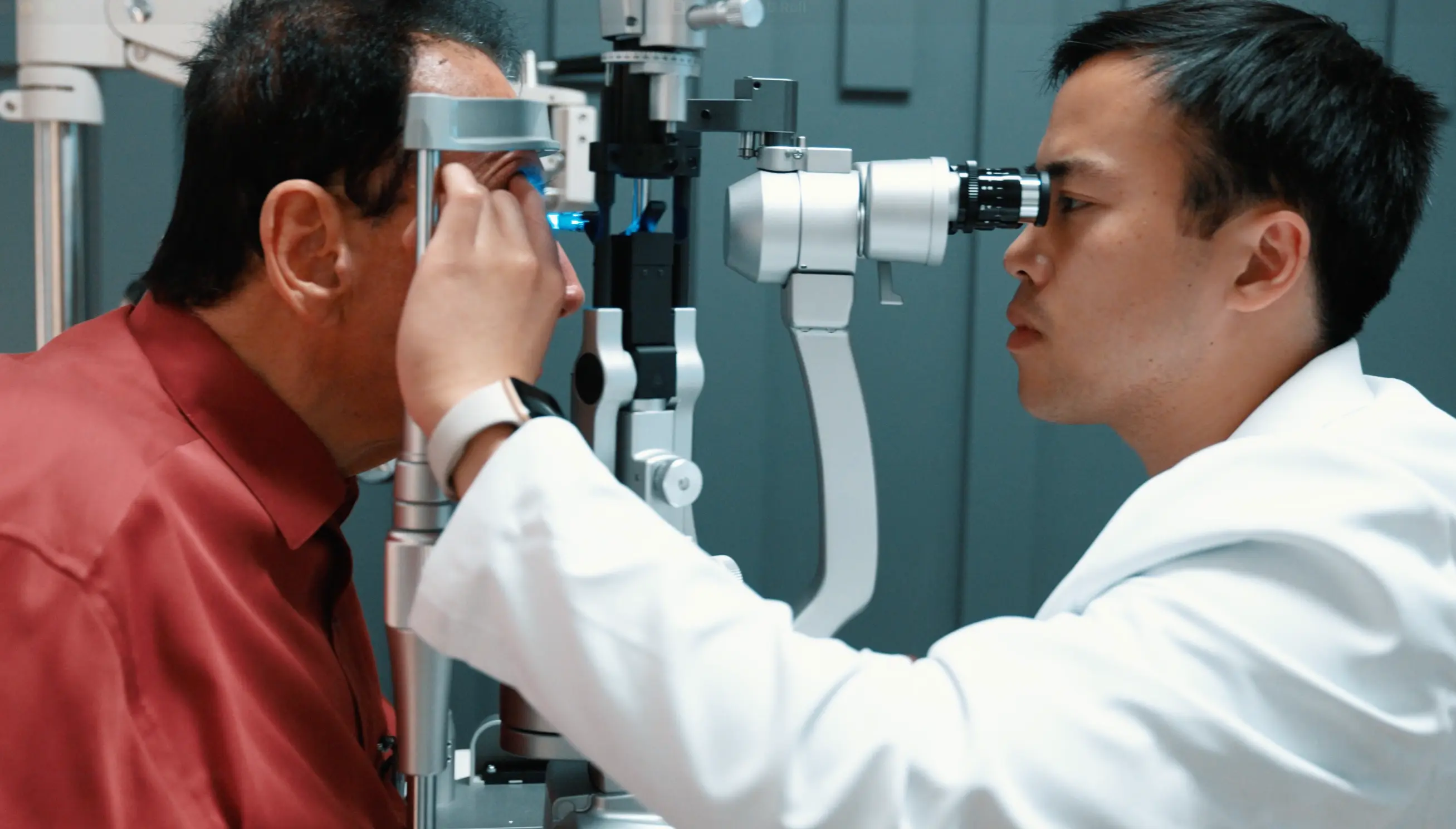 Dr. Jeffrey Tran performing a pre-operative cataract evaluation at Stratus Eye in Suwanee, GA