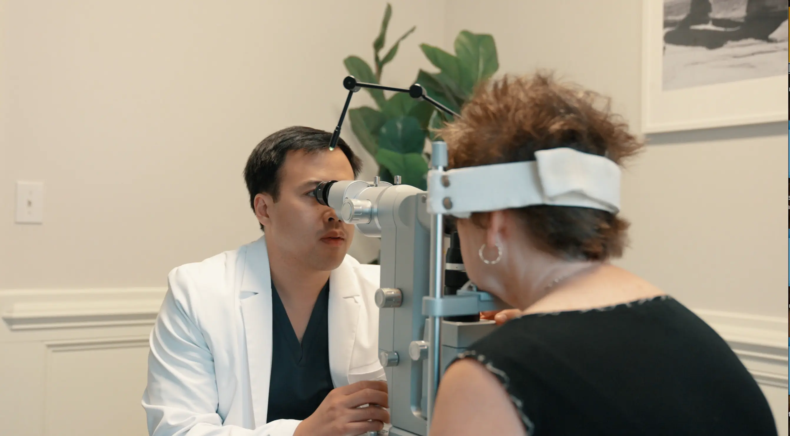 Dr. Jeffrey Tran performing a glaucoma evaluation at Stratus Eye in Suwanee, GA