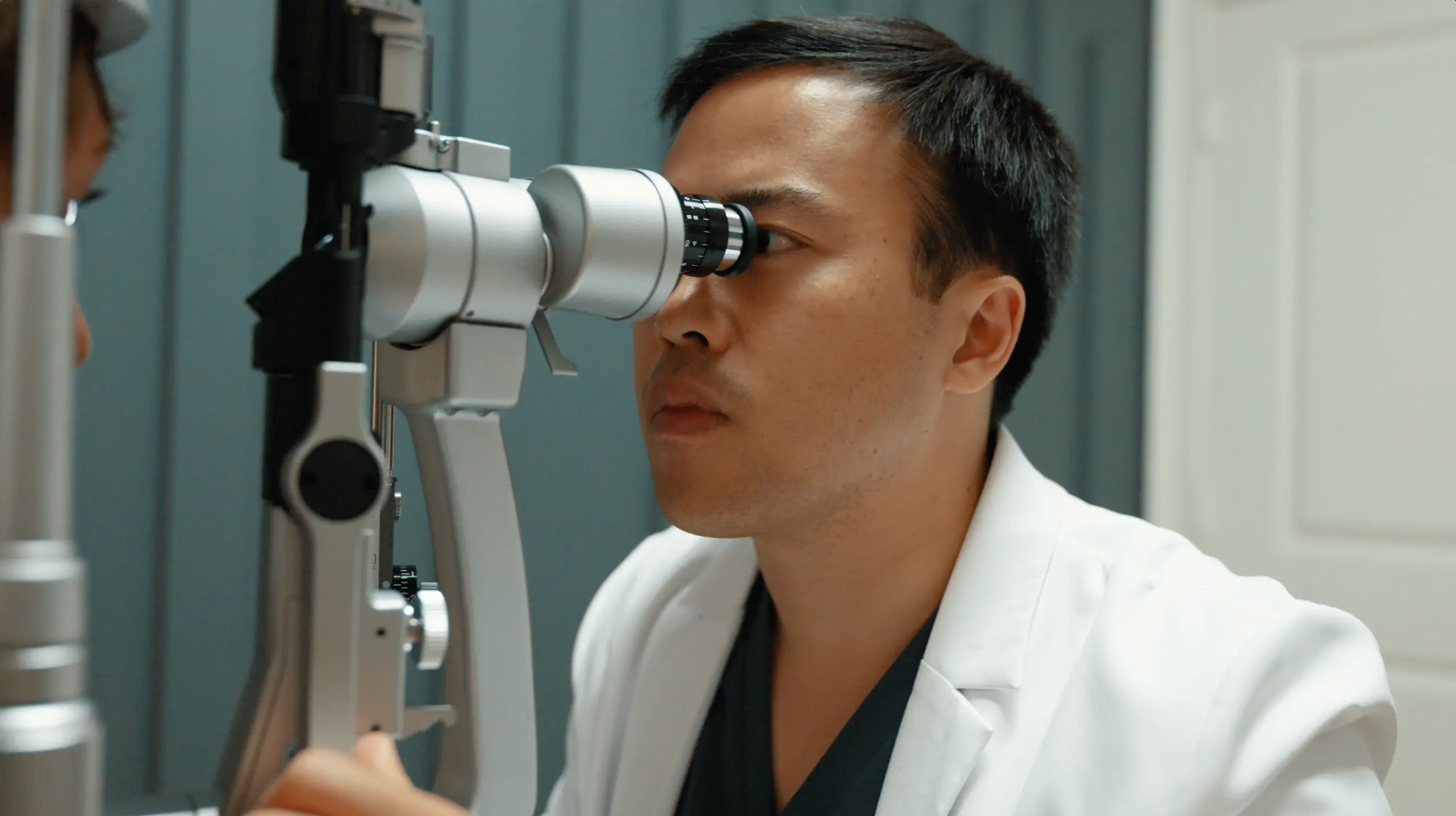 Dr. Jeffrey Tran performing a dilated fundus exam to evaluate the optic nerve at Stratus Eye in Suwanee, GA