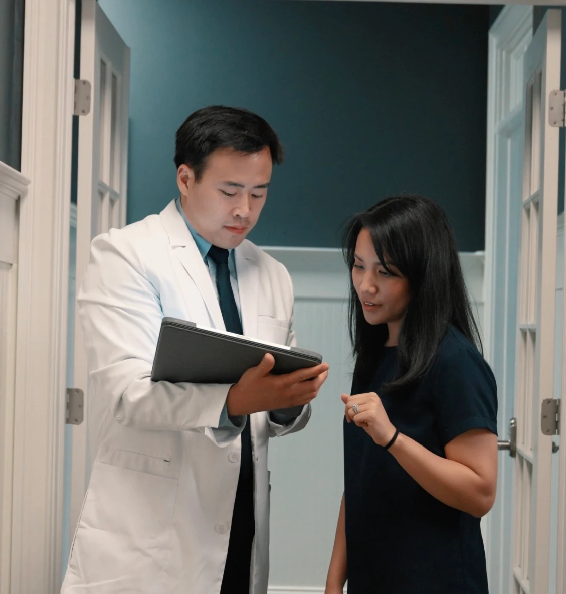 Dr. Jeffrey Tran reviewing cataract surgery pricing with a patient at Stratus Eye in Suwanee, GA