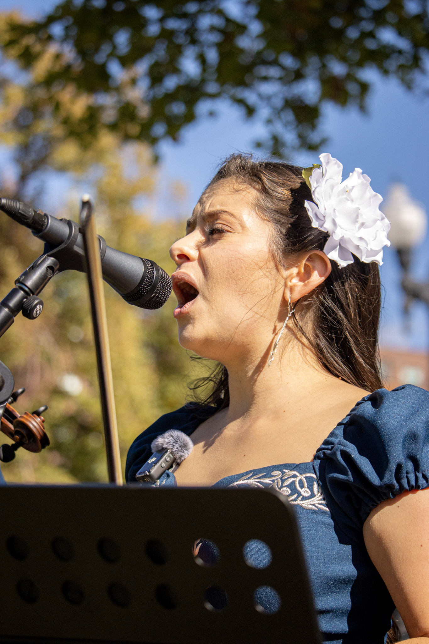 Karlysue Pereyra lead singer and violinist of Karlysue y Los Charros performing live