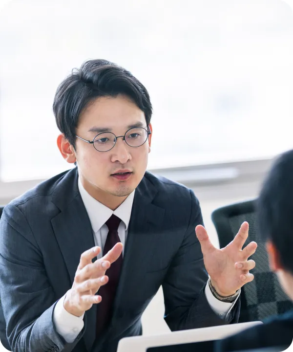 Man talking to coworker