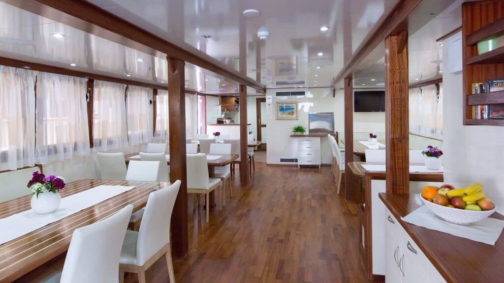 Dining salon with white chairs and wooden pillars