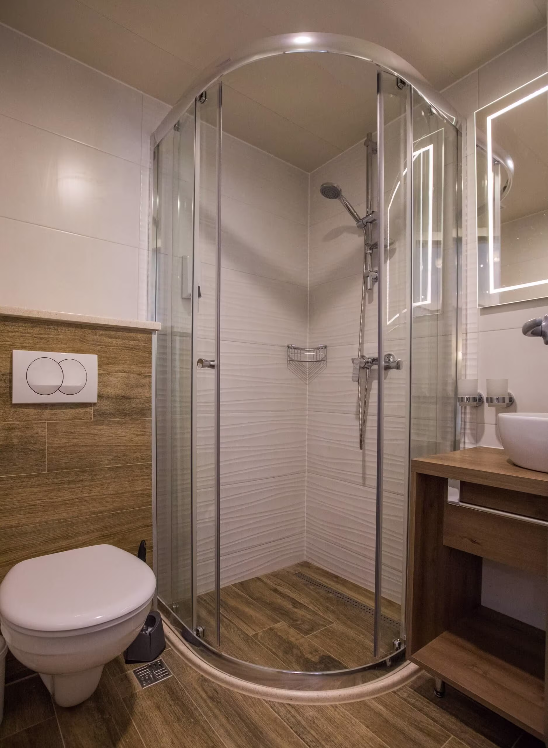 Shower room with glass door and wood-effect tiles