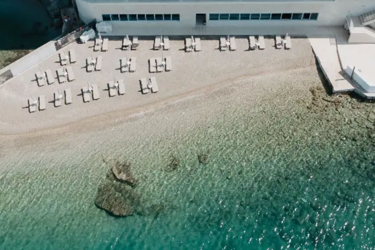 Hotell Amabilis aerial view of the beach, sun loungers and clear sea
