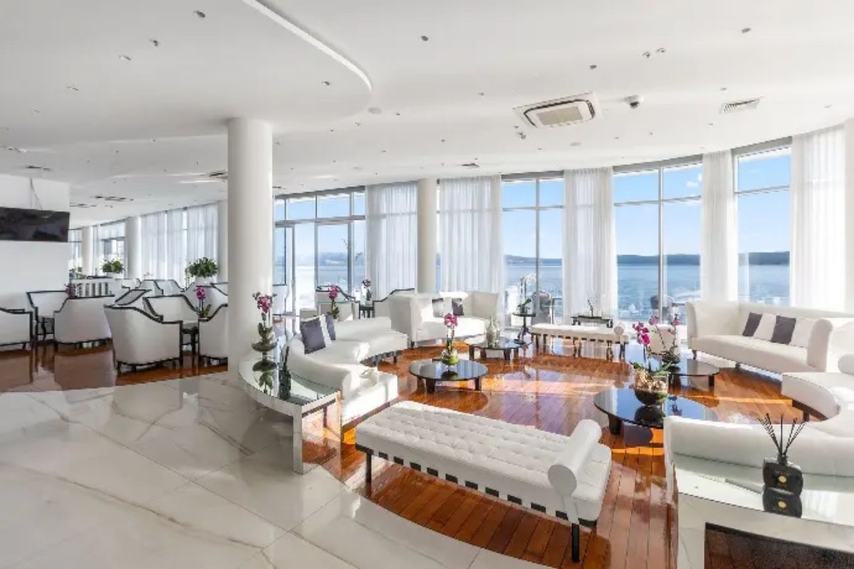 Hotell Amabilis lounge with white sofas and floor-to-ceiling windows