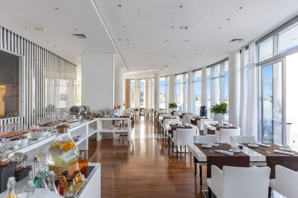 Hotell Amabilis restaurant with white chairs and floor-to-ceiling windows