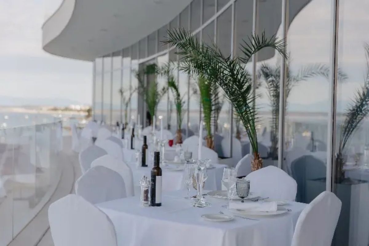 Hotell Amabilis banquet tables with palms and white chairs