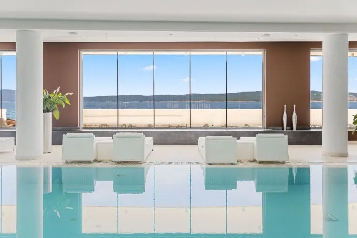 Hotell Amabilis indoor pool with loungers and panoramic sea window