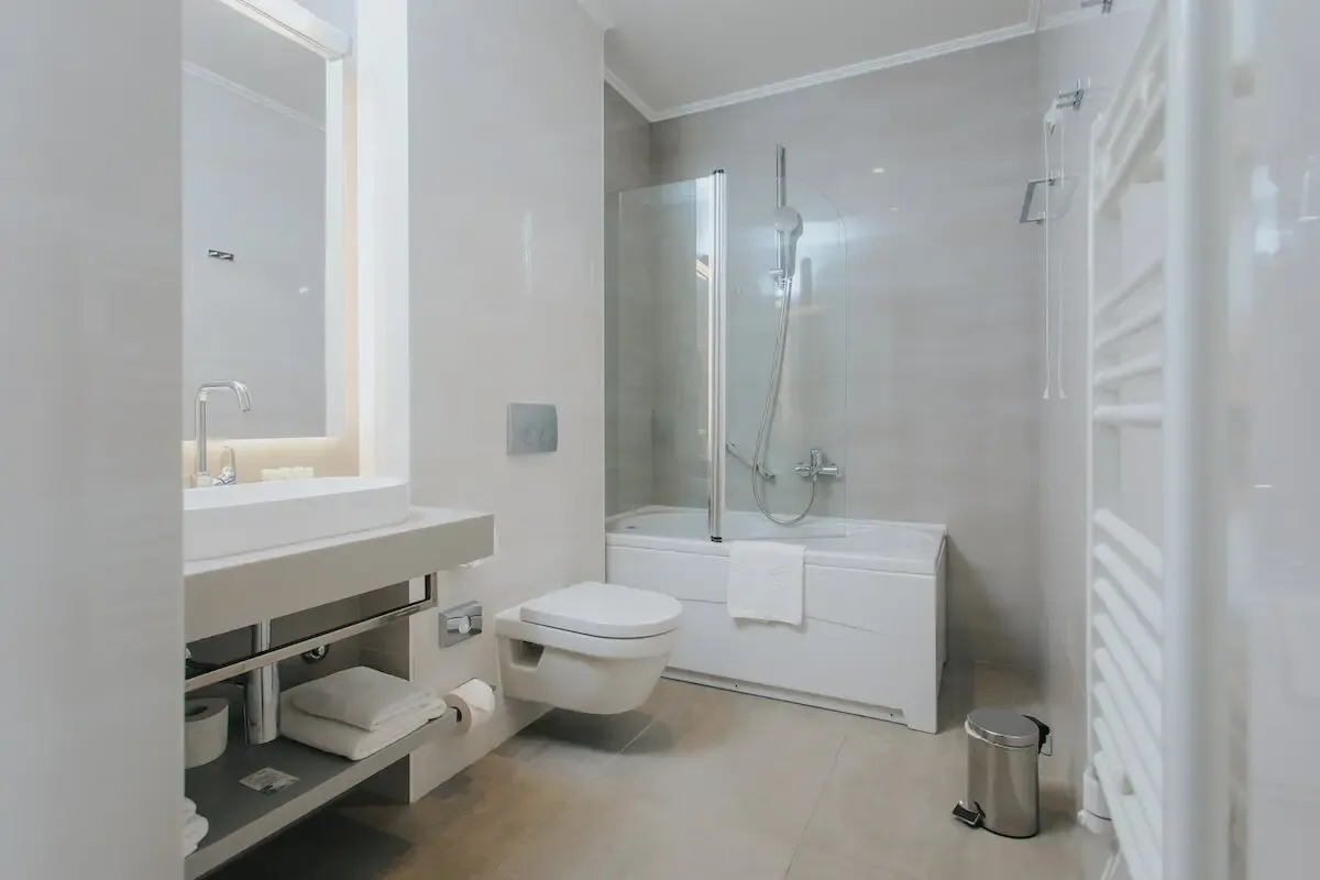Hotel Lero, Dubrovnik bathroom with bathtub, shower screen and wall-hung toilet