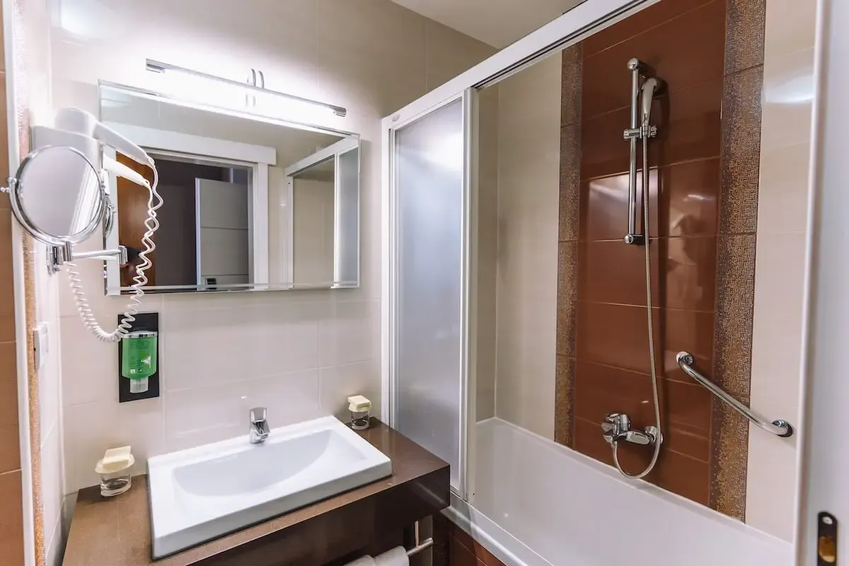 Hotel Lero, Dubrovnik bathroom with washbasin, hairdryer and shower