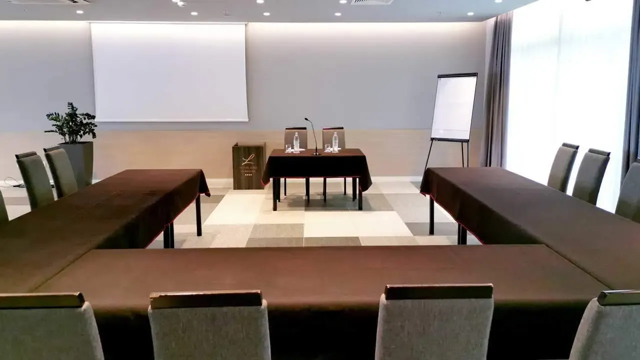 Hotel Lero, Dubrovnik meeting room with tables, flipchart and screen