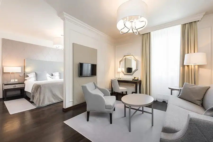 Boutique Hotel Bastion bright room with double bed, round table and chandelier