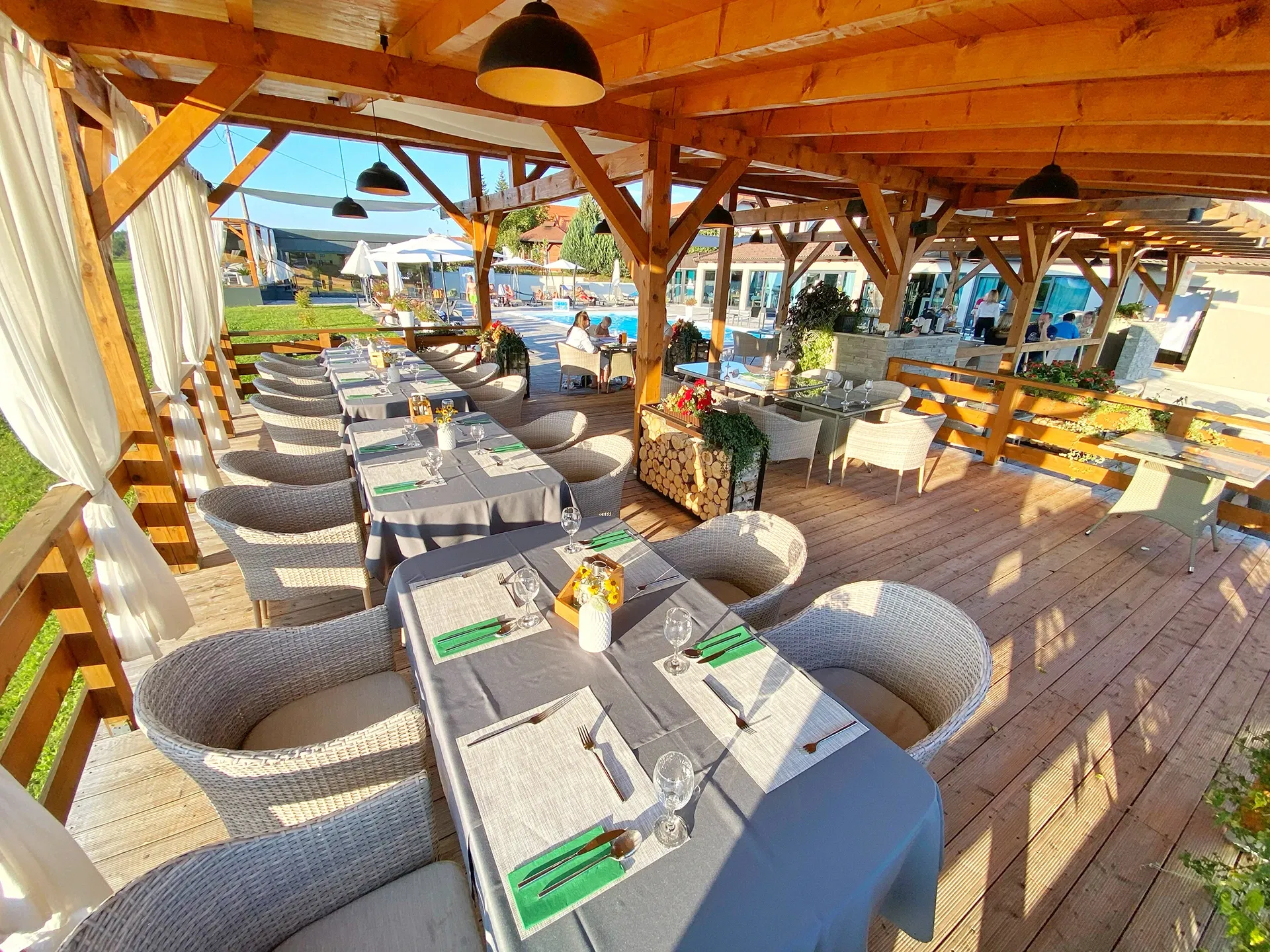 16 Lakes covered terrace with wooden pergola and lounge seating