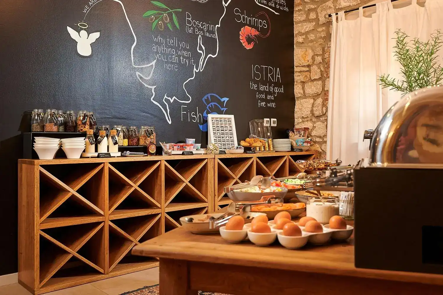 Angelo d'Oro breakfast buffet with egg baskets and chalkboard map