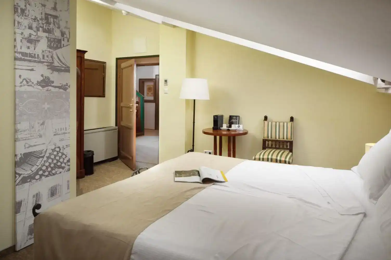 Angelo d'Oro double room with floor lamp and antique chair