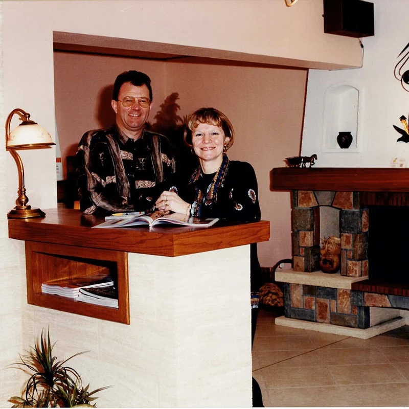 Maurice et Monique Bret posent dans leur magasin