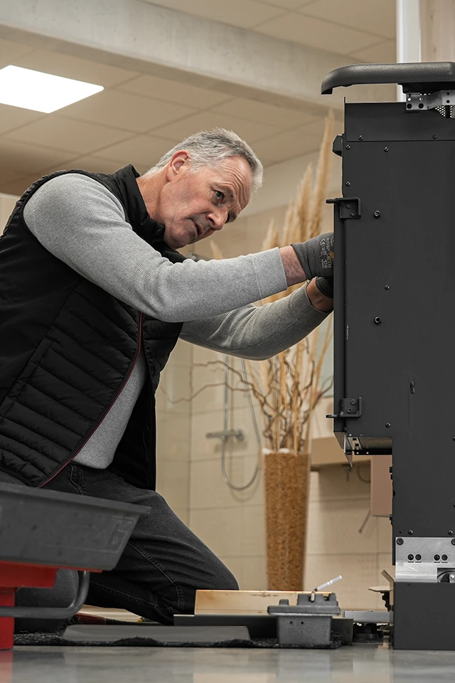 Salarié effectuant une réparation de chauffage