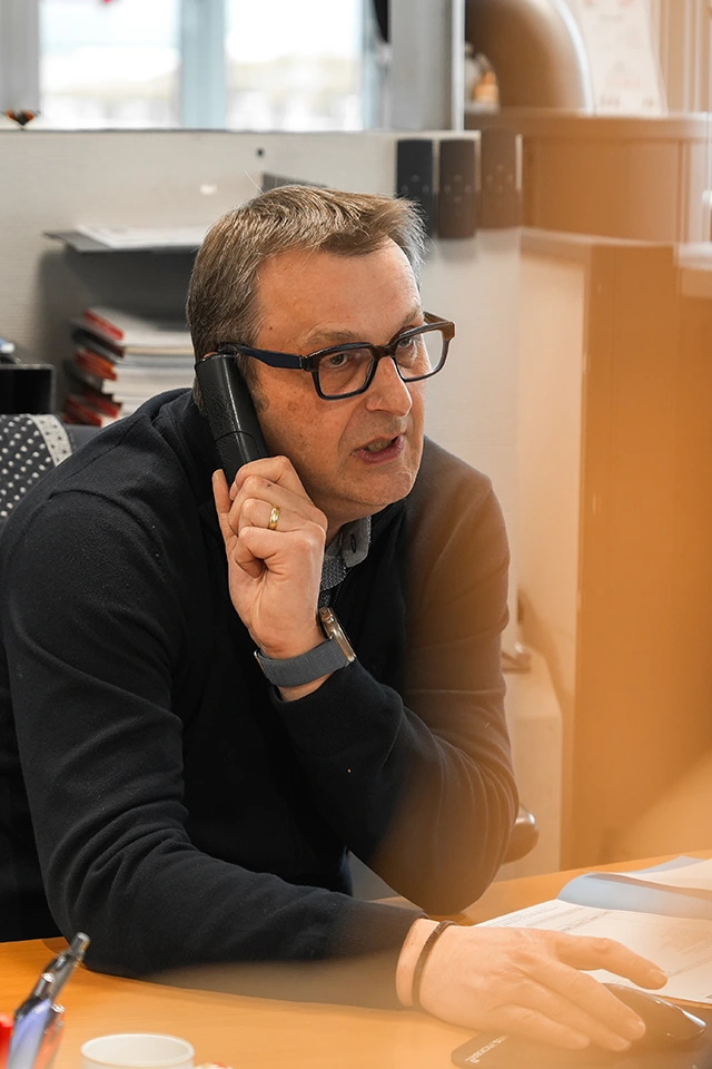 François Maillot au téléphone