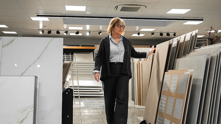 Magali Bret dans showroom carrelage BRET Vesoul