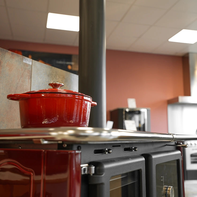 Cocotte sur feu dans espace chauffage BRET