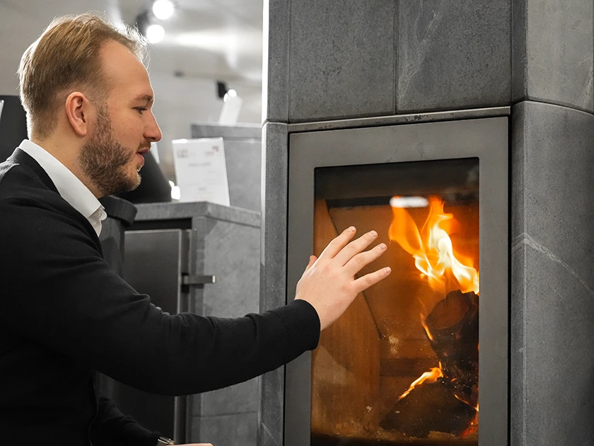 Homme devant feu dans magasin BRET
