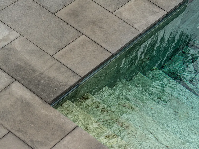 bord piscine avec carreaux béton