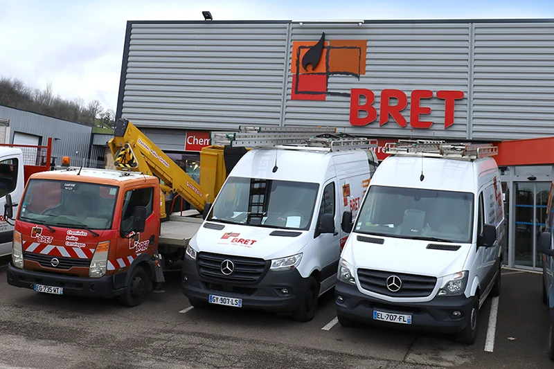 flotte camions BRET devant l'enseigne