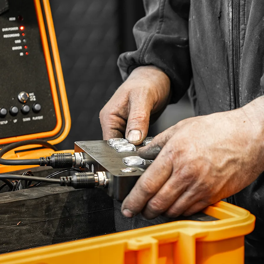 mains d'un ramoneur en train de filmer conduit