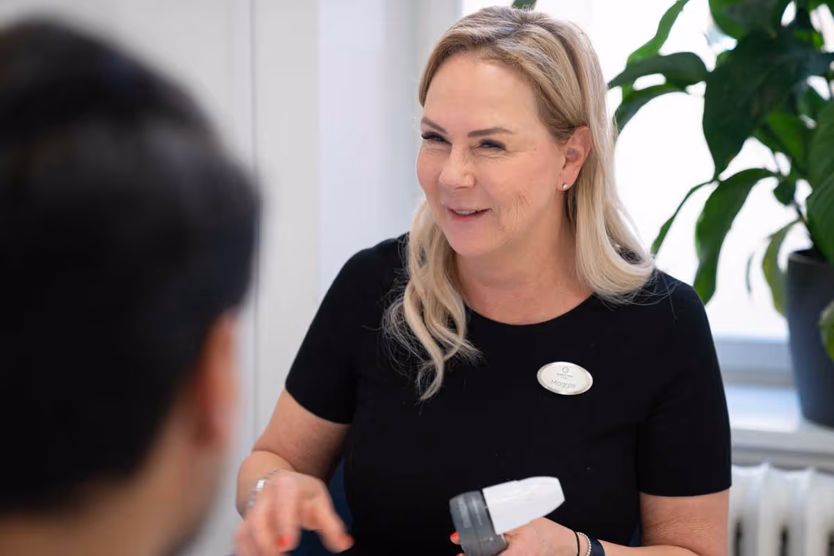 En mna får en konsultation för skäggtransplantation