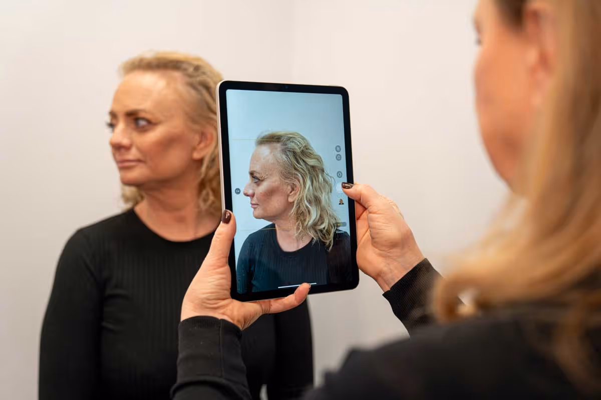 En kvinna får en konsultation inför PRP-behandling