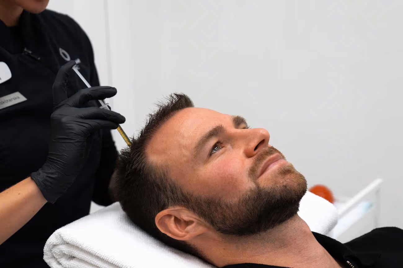 En man får PRP behandling och Minoxidil mot håravfall