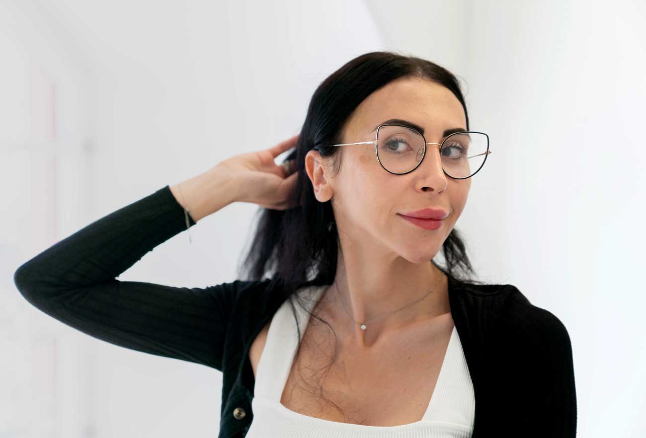 en kvinna men sitt nya hår en en hårtransplantation