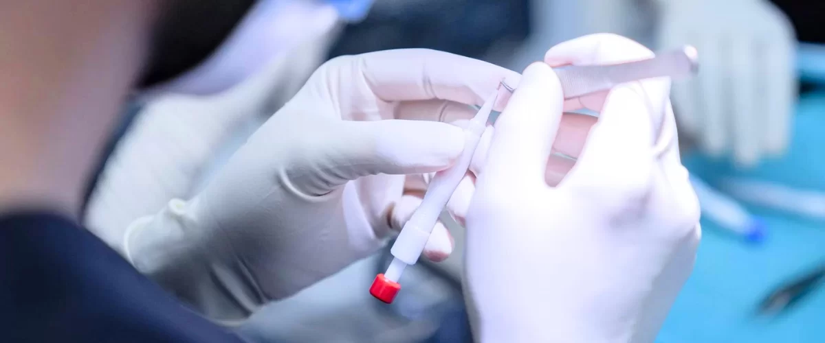 En person laddar choi-pennan