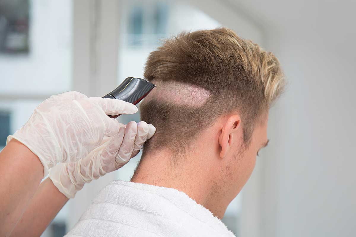 En man får sitt donationsråde rakat