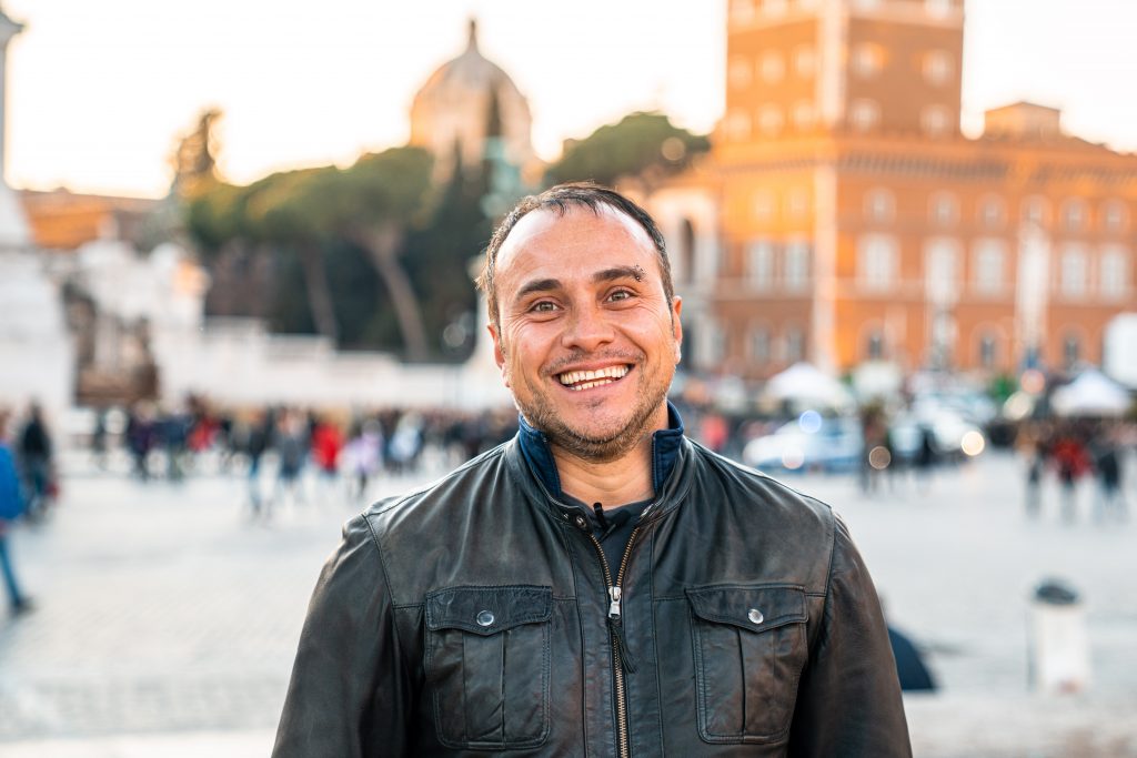 massimo står ute och ler