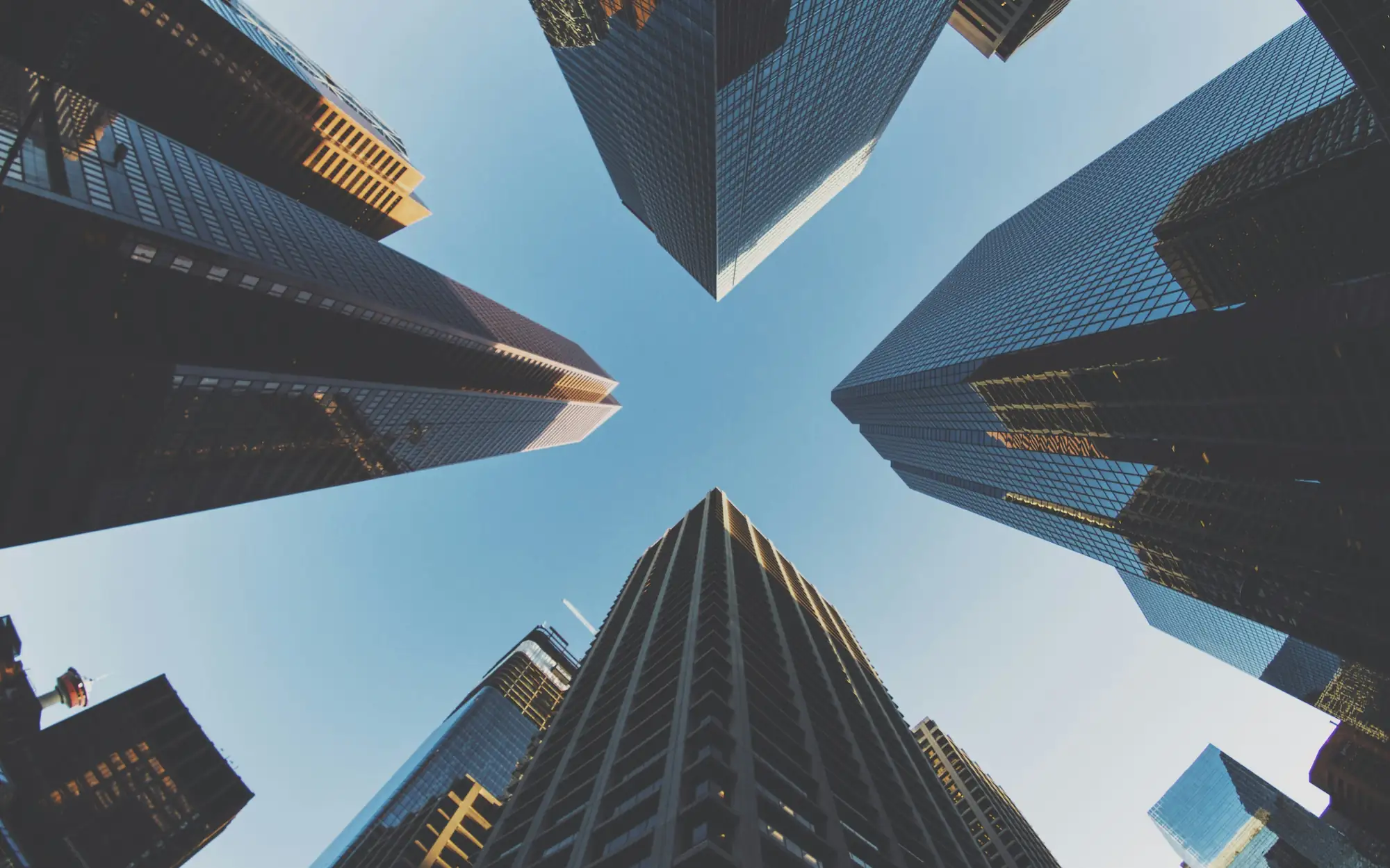 Cuatro edificios vistos desde abajo