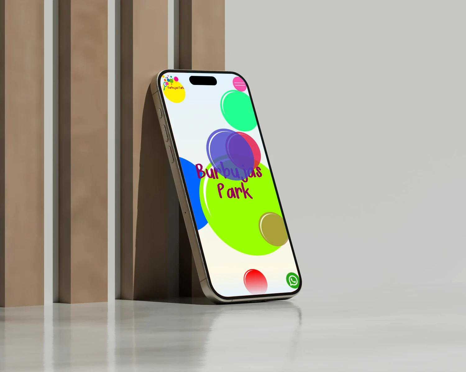 iPhone con una web en pantalla apoyado en una decoración de madera