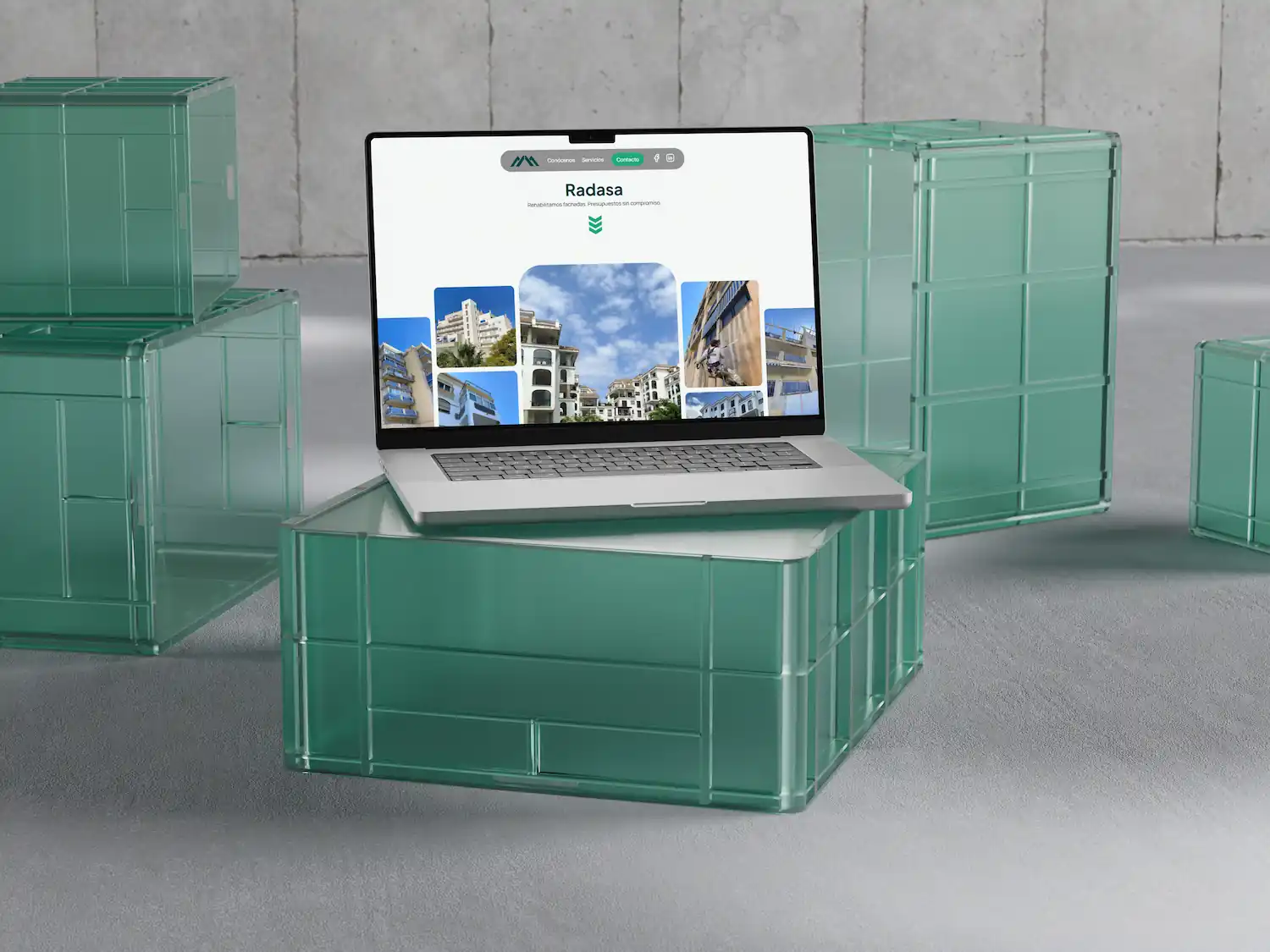 Macbook con una web en pantalla apoyado sobre una caja de plástico azul