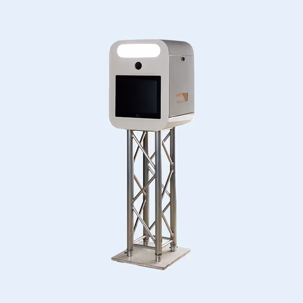 Witte Boothville photobooth op metalen standaard en ingebouwde lamp boven scherm.