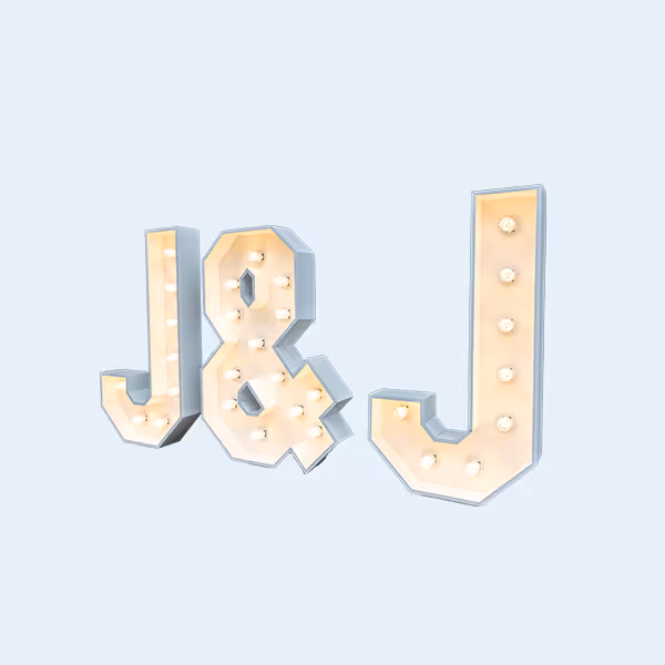 Bootville lichtletters  J, & en J met led lampjes tegen een lichtblauwe achtergrond.