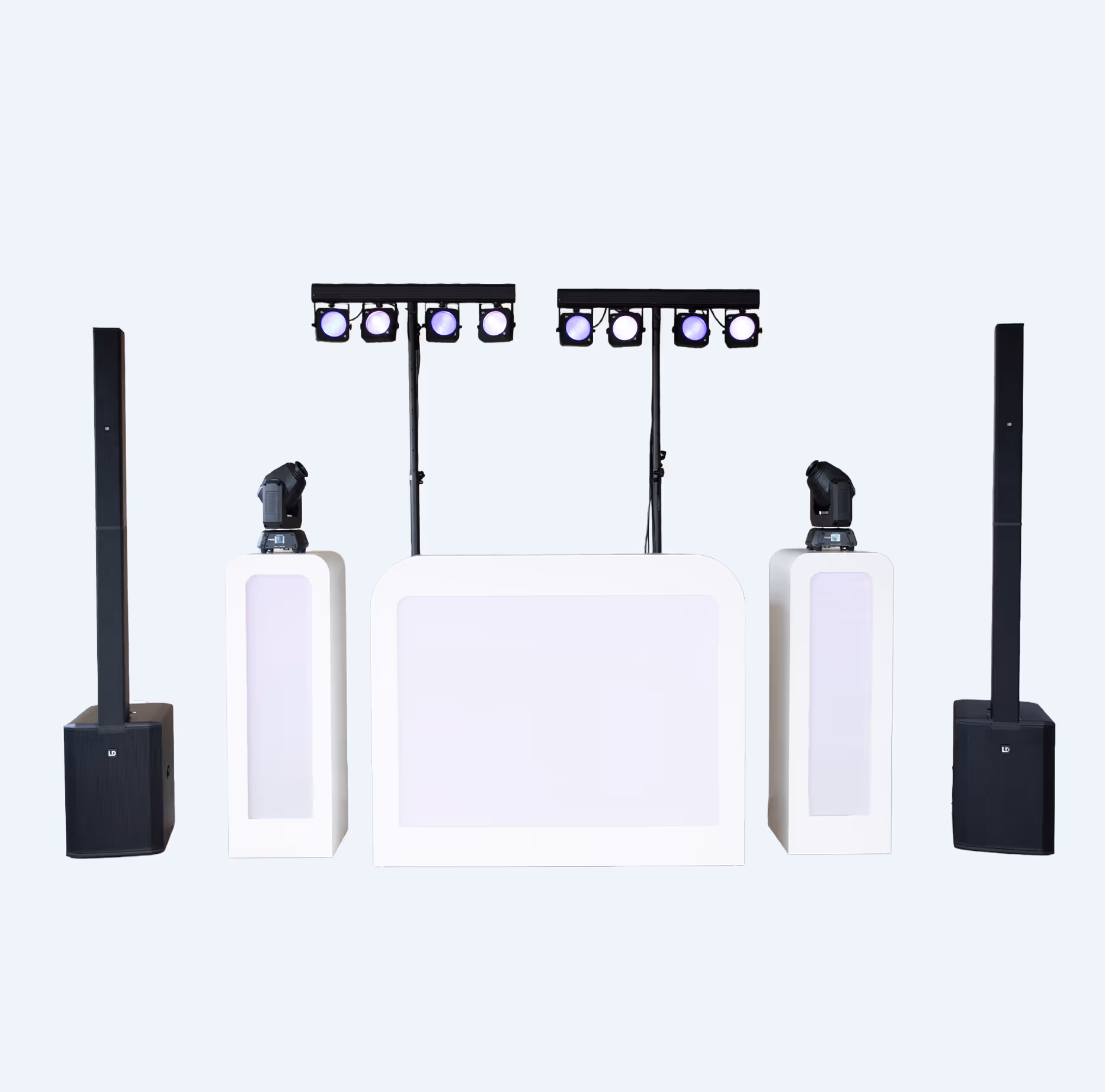 Boothville DJ-set met witte DJ-booth, twee lichtzuilen met bewegende lampen en zwarte luidsprekers.