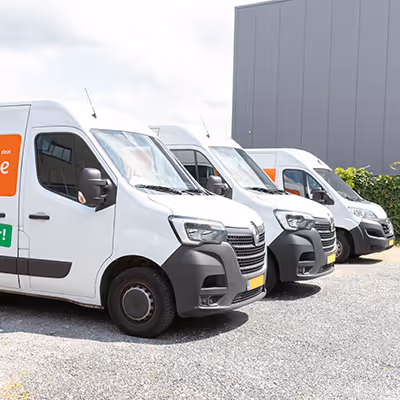 Drie witte Boothville bestelwagens geparkeerd op een grindoppervlak naast het Boothville hoofdkantoor
