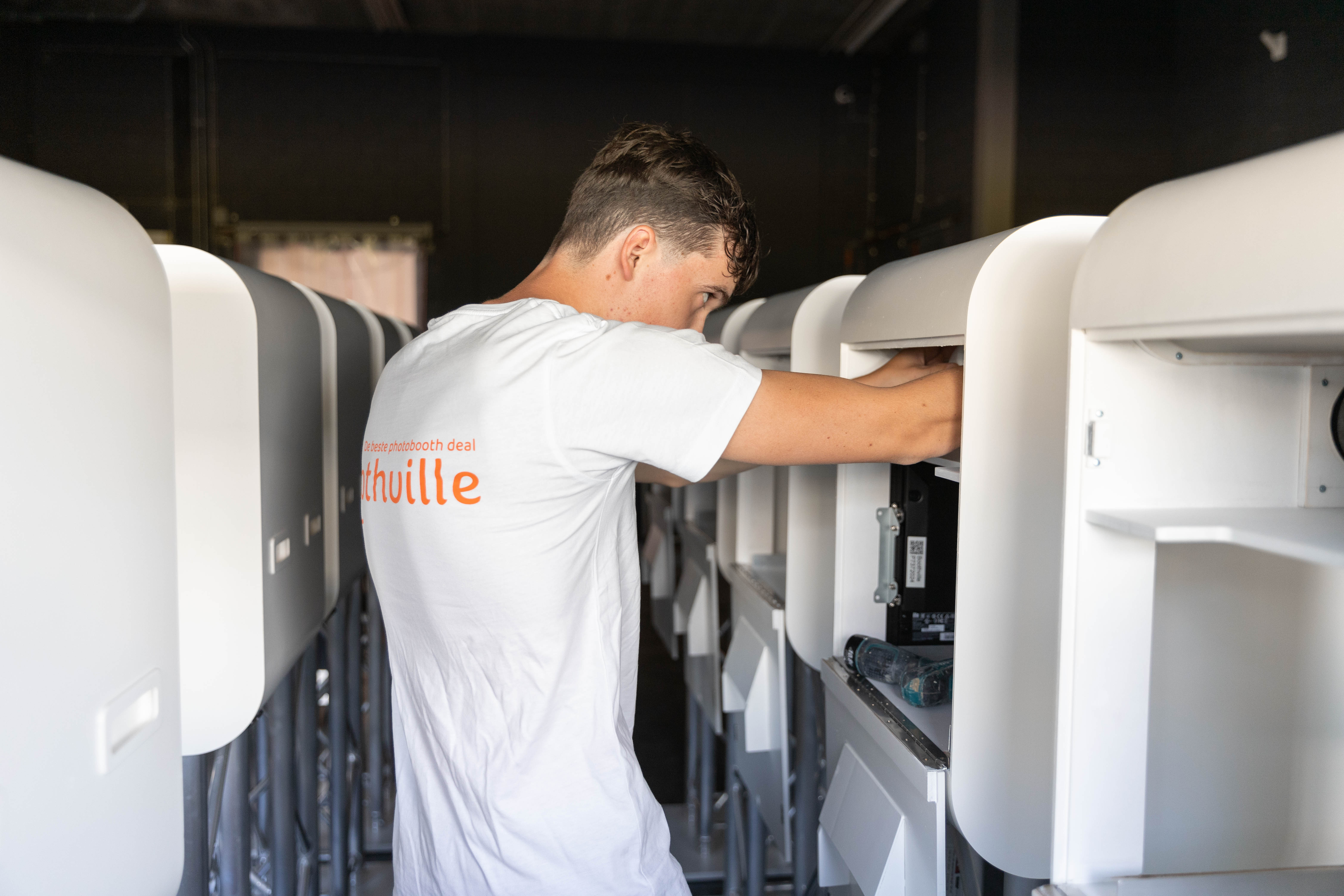 Technisch uitvoerder van Boothville werkt aan een photobooth in de werkplaats