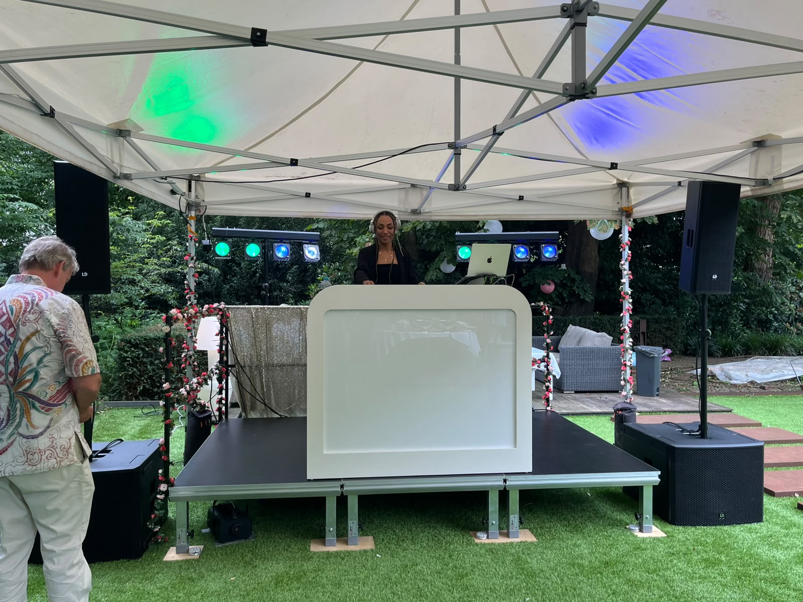 Boothville DJ-setup met DJ-booth, licht en geluid