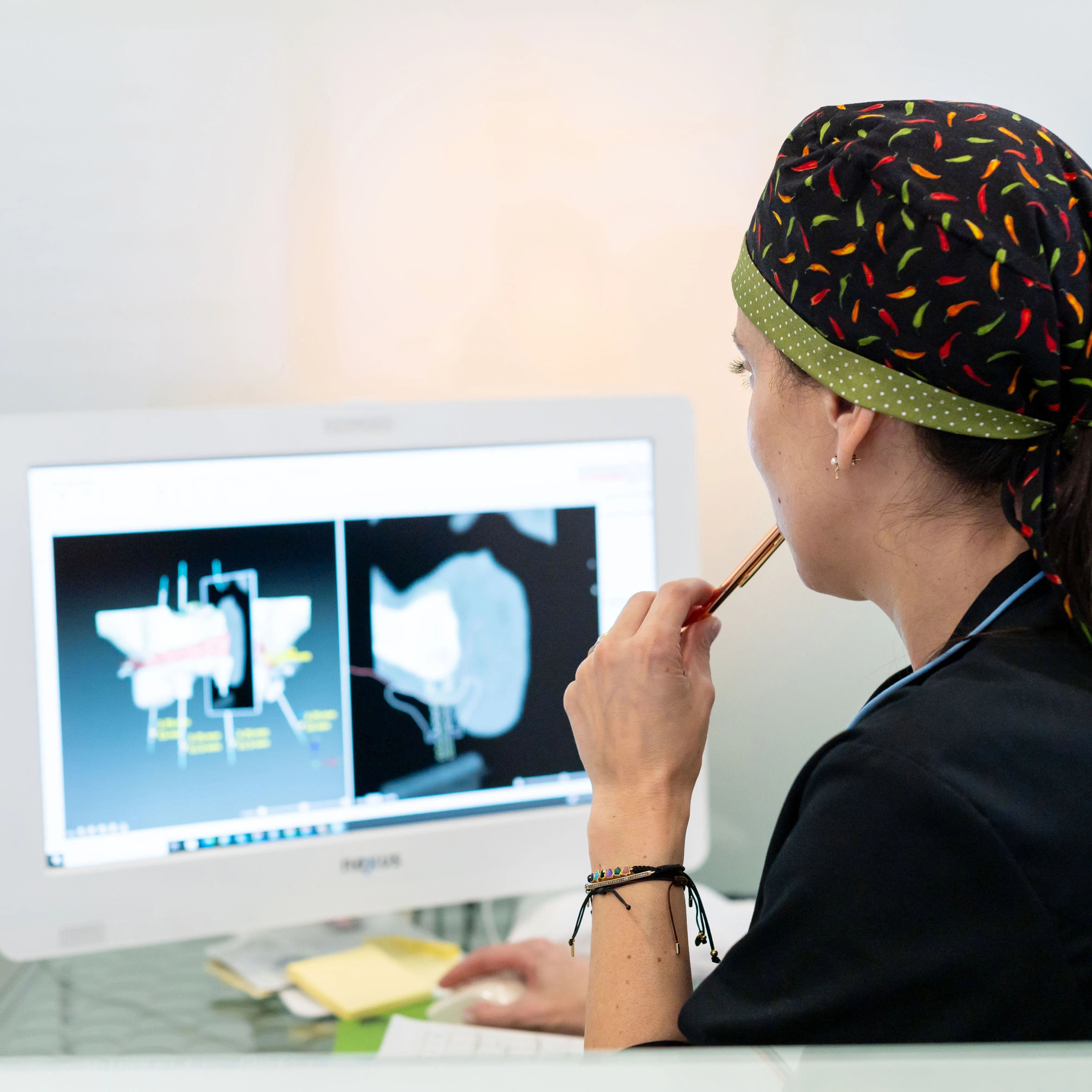 Planeamento digital de implantologia dentária através de imagens tridimensionais, utilizado para avaliar posição do implante, anatomia óssea e previsibilidade cirúrgica.