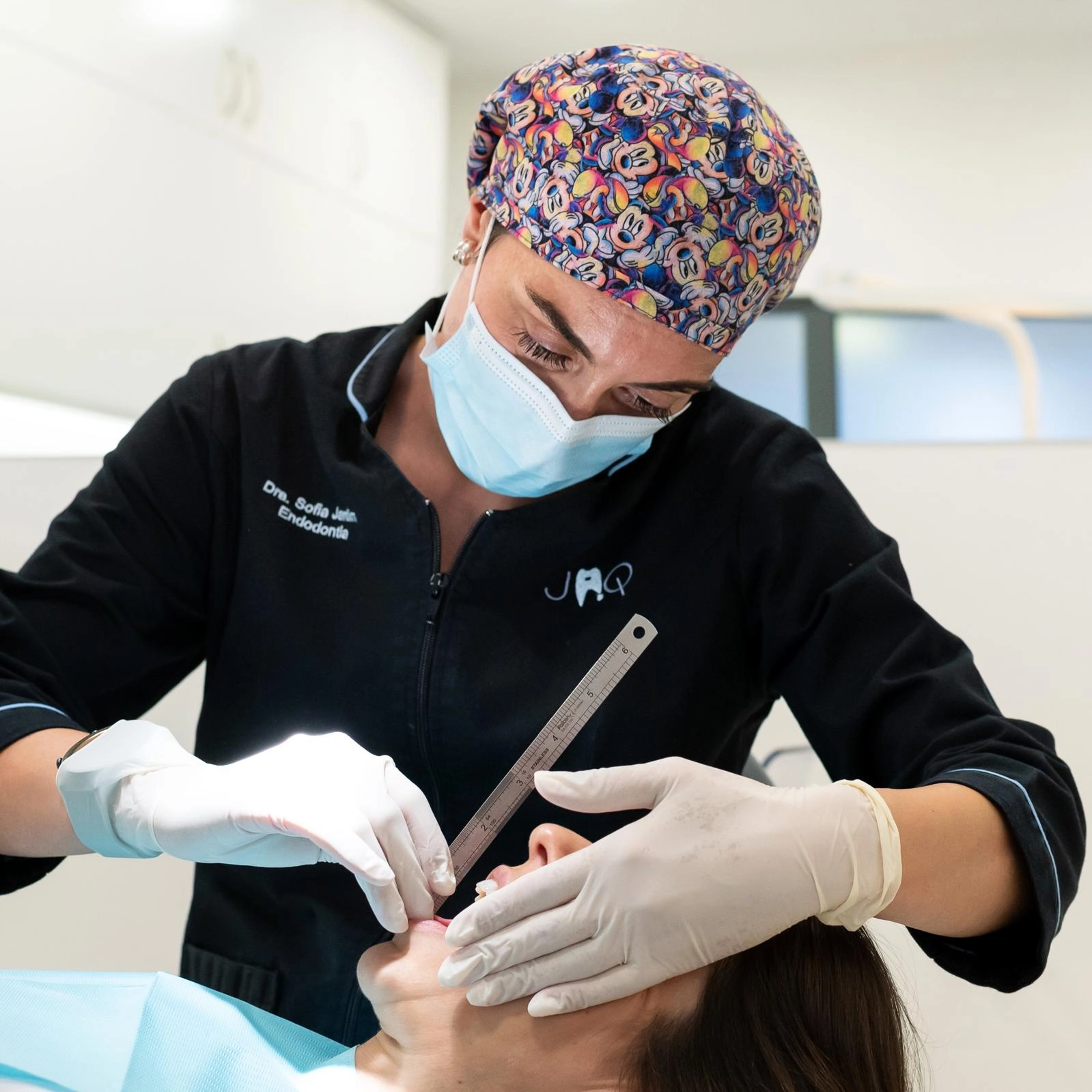 Avaliação clínica da articulação temporomandibular (ATM) durante consulta de DTM, com análise funcional da abertura oral e posicionamento mandibular.