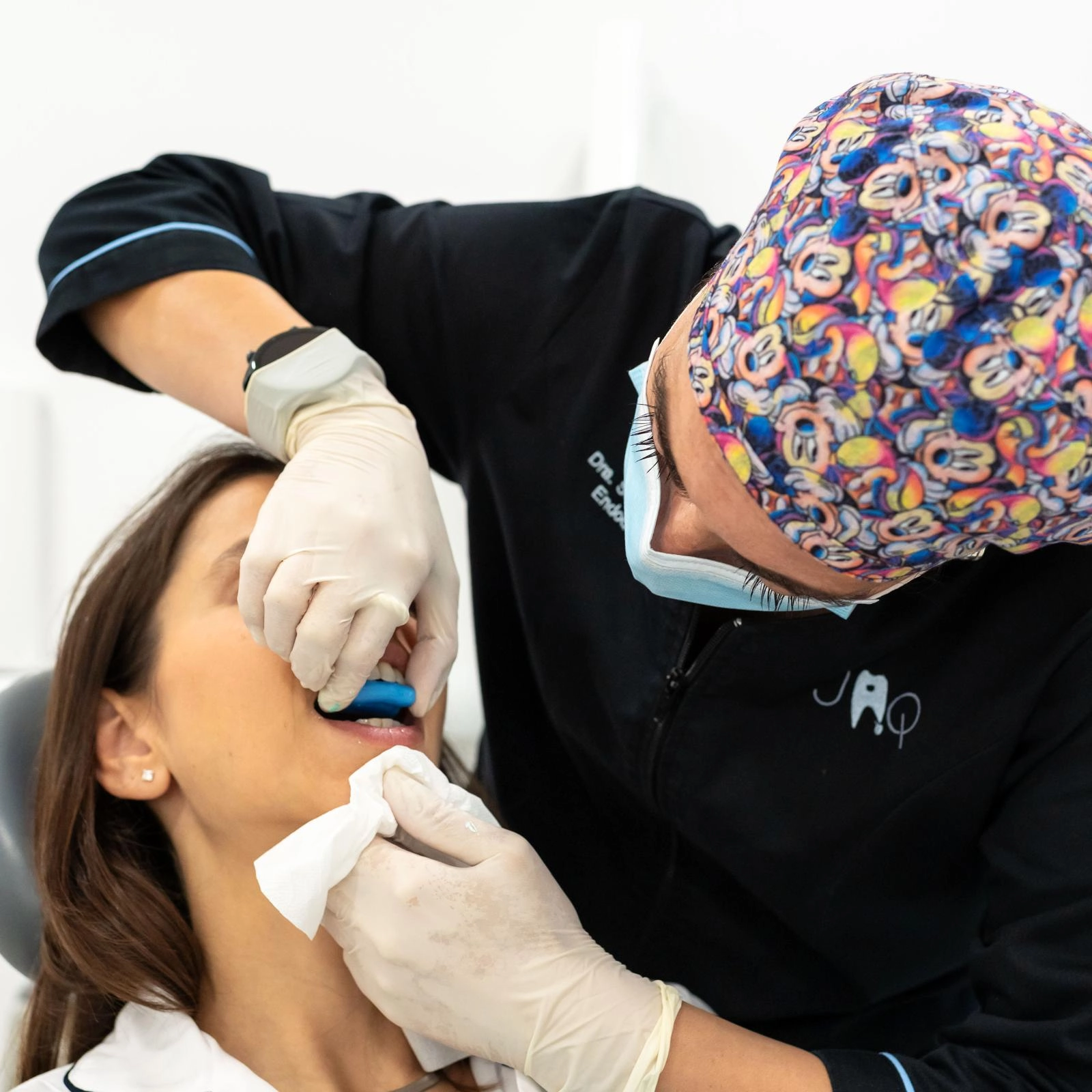 Registo intraoral com material de moldagem para confeção de dispositivo oclusal personalizado, utilizado no diagnóstico e tratamento da disfunção temporomandibular (DTM) e do bruxismo.