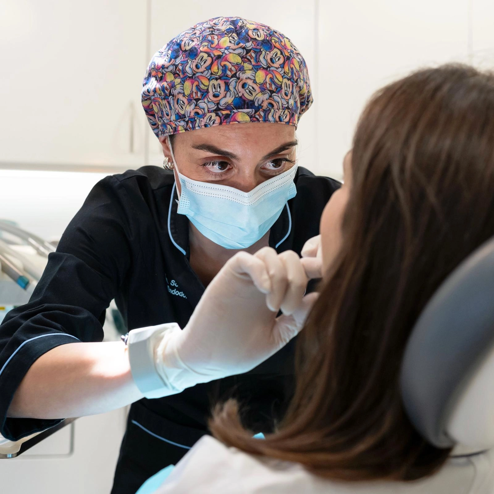 Avaliação clínica da articulação temporomandibular (ATM) durante consulta de disfunção temporomandibular (DTM), com análise funcional da abertura, mobilidade e resposta muscular.